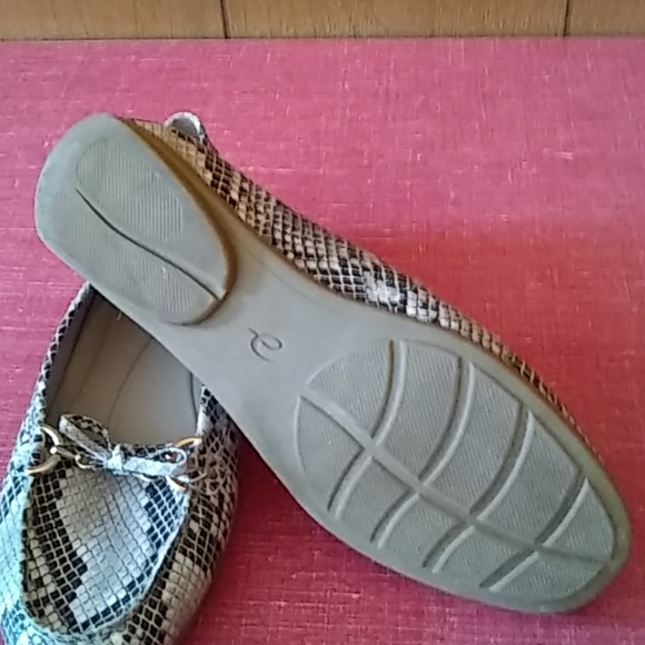 Easy Spirit Women's Snakeskin Loafers 9M - Picture 3 of 3